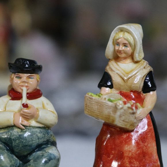 Sebastian Miniatures - Dutchman and Tulips - Picture 2 of 10